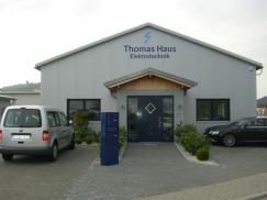 Sanierung Fenster in blau bei Industriegebäude