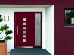 Haustür in rot mit sechst Milchglas-Lichtausschnitten und Milchglas-Seitenteil