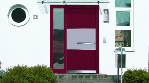Haustür rot mit grauem Balken und Glas-Seitenteil 