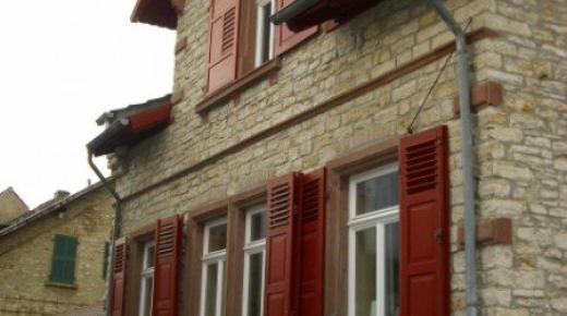 Sanierung der Fenster in weiß mit roten Klappläden