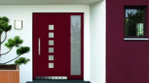 Haustür in rot mit sechst Milchglas-Lichtausschnitten und Milchglas-Seitenteil