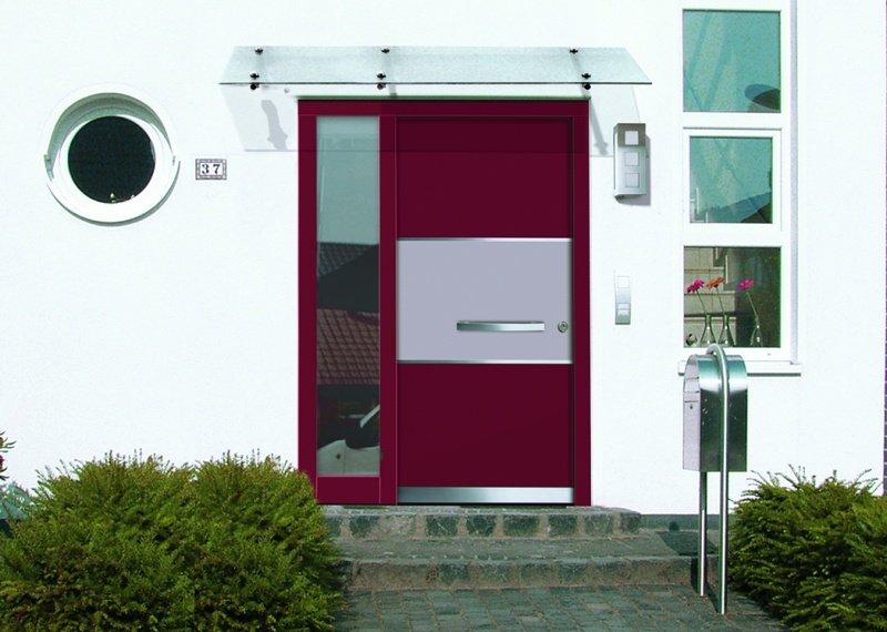 Haustür rot mit grauem Balken und Glas-Seitenteil 