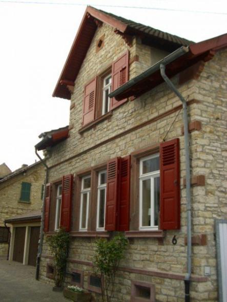 Sanierung der Fenster in weiß mit roten Klappläden