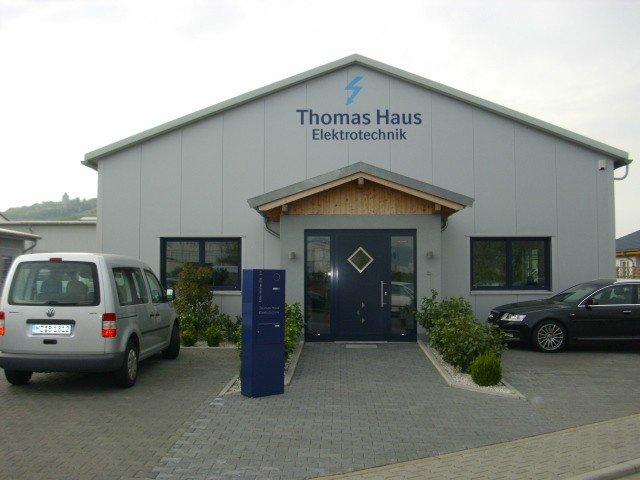 Sanierung Fenster in blau bei Industriegebäude