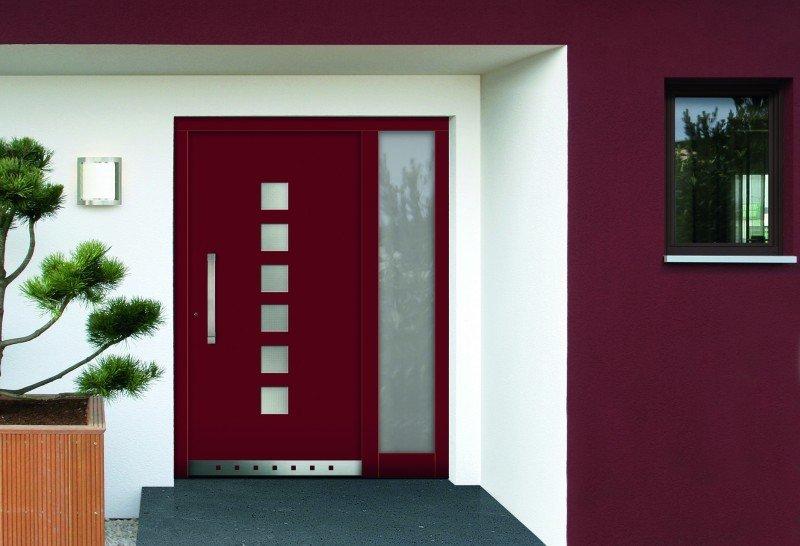 Haustür in rot mit sechst Milchglas-Lichtausschnitten und Milchglas-Seitenteil